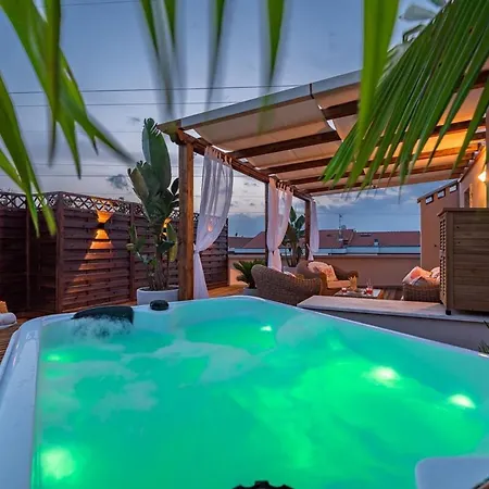 Апартаменты Rooftop Sealavie, Jacuzzi E Terrazza Privata Виареджо